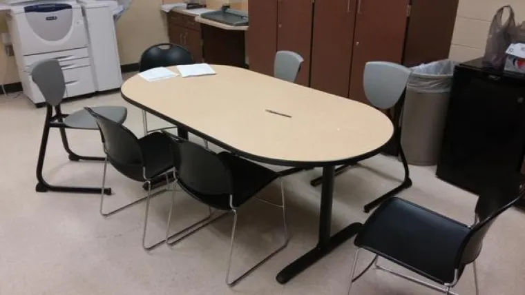 Stolice koje nisu vraćene pod stol.