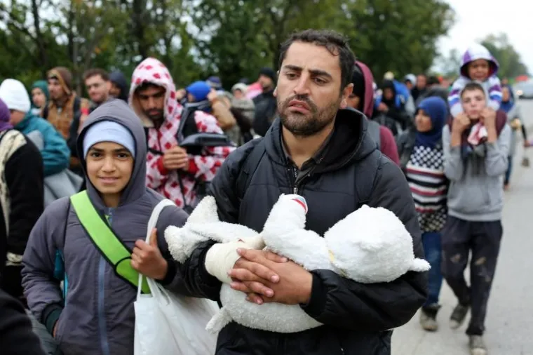 Veliki broj izbjeglica u većim kolonama pje&scaron;ke ide u pratnji policije s graničnog prijelaza Bapska prema izbjegličkom kampu u Opatovcu.
