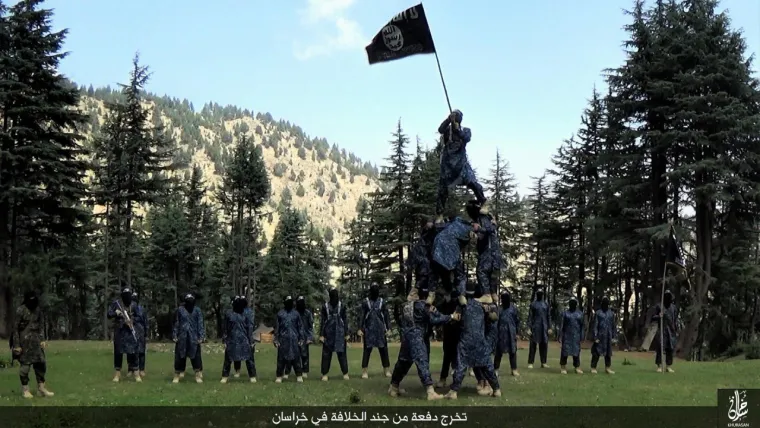 Organizacija Islamska država objavila je fotogaleriju koja prikazuje 24 naoružana borca koji su dovr&scaron;ili obuku u Afganistanu. Fotografije su objavljene na justpaste.it.  Vocativ.com javlja da su snimke nastale u Khorsanu, povijesnoj pokrajini koja pokriva područja dana&scaron;njeg Afganistana, Pakistana, Indije, Irana i jo&scaron; nekoliko zemalja u okruženju. Khorsan pokrajinu ne treba brkati s Khorsan grupom, terorističkom organizacijom bliskoj al Kaidi koja djeluje u Siriji.