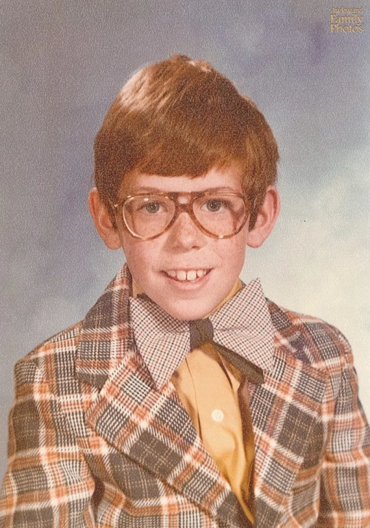 Jedna od najljep&scaron;ih stvari kod djetinjstva je &scaron;to smo toliko žilavi da sve prebrodimo, pa čak i sramotne fotke, frizure i druge stvari zbog kojih bi nam kao odraslima bilo neizmjerno neugodno. Ako je i va&scaron;e djetinjstvo izgledalo ovako, znate točno na &scaron;to mislimo.