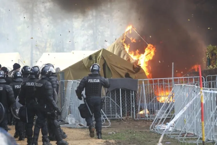"OPEN, OPEN!" Izbjeglice iz protesta zapalile &scaron;atore u kampu?