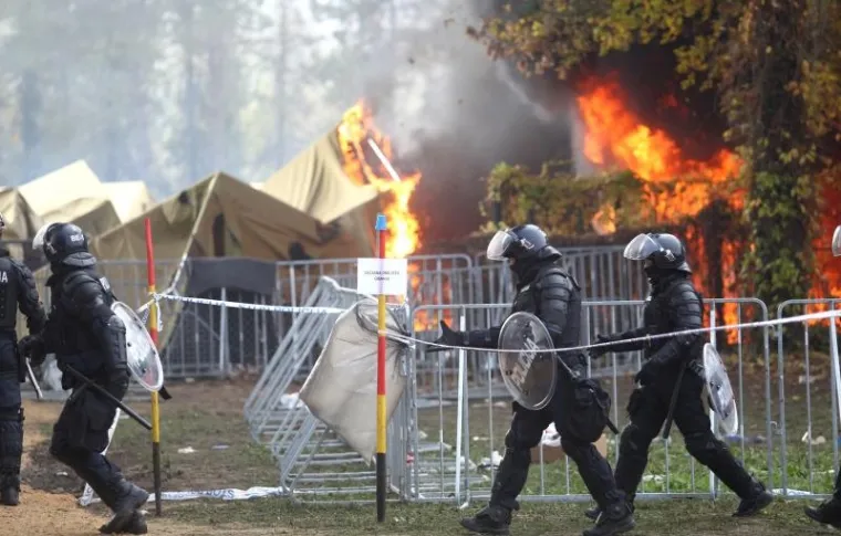 Izbjeglice koje se nalaze u kampu u Brežicama poku&scaron;ale su probiti ogradu i izaći iz kampa. Skandirale su "Open, open!", kad proboj nije uspio zapali su prvo jedan &scaron;ator, koji su vatrogasci brzo ugasili, a nedugo zatim zapali su vi&scaron;e &scaron;atora.