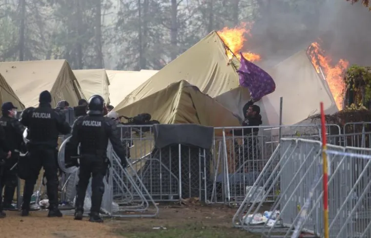 "OPEN, OPEN!" Izbjeglice iz protesta zapalile &scaron;atore u kampu?