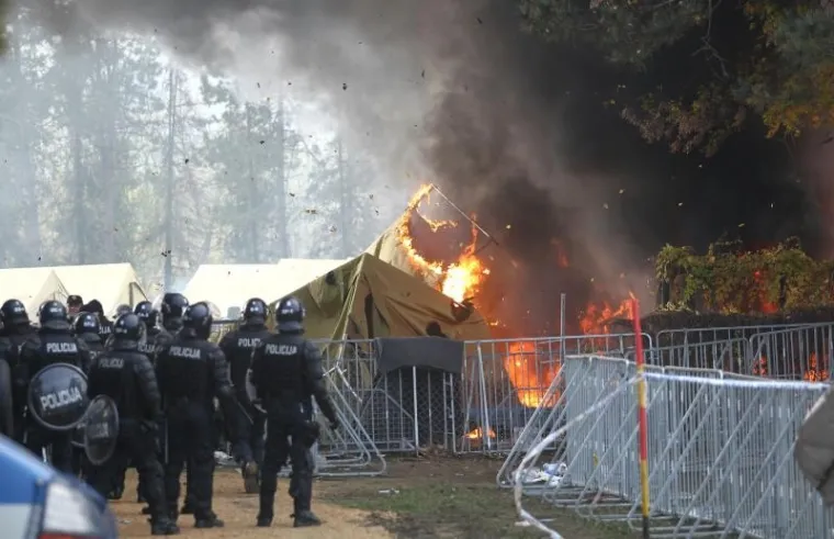 "OPEN, OPEN!" Izbjeglice iz protesta zapalile &scaron;atore u kampu?
