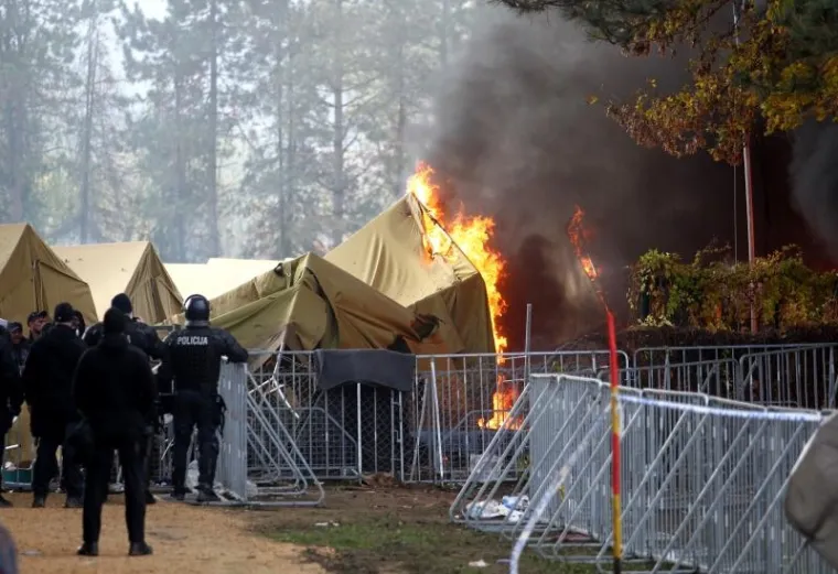 "OPEN, OPEN!" Izbjeglice iz protesta zapalile &scaron;atore u kampu?