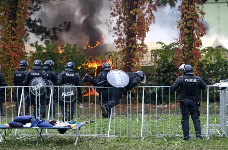 "OPEN, OPEN!" Izbjeglice iz protesta zapalile &scaron;atore u kampu?