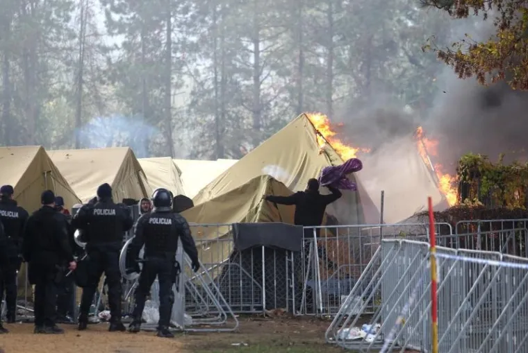 "OPEN, OPEN!" Izbjeglice iz protesta zapalile &scaron;atore u kampu?
