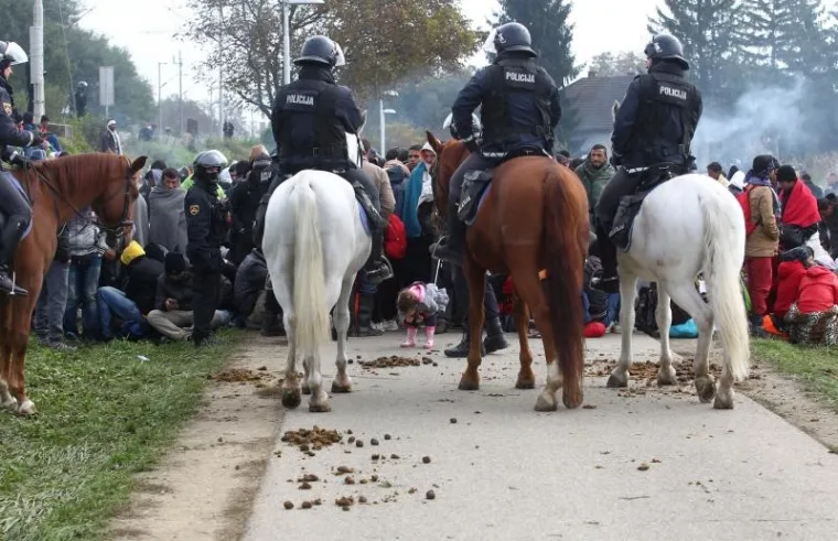 Izbjeglice čekaju u Rigoncama nedaleko od graničnog prijelaza Harmica na daljnje upute slovenske policije.