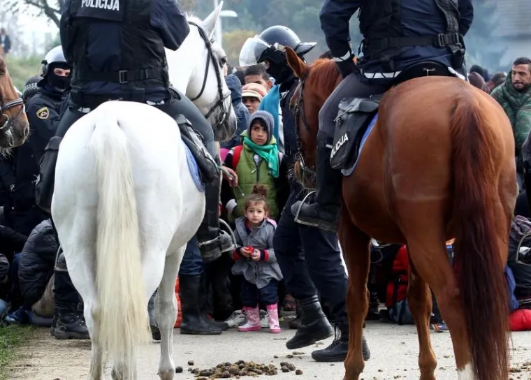 DRAMATIČAN PUT U BOLJI ŽIVOT: Potresni prizori sa slovenske granice