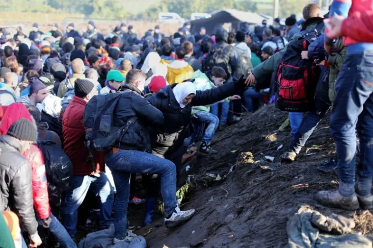 Na granični prijelaz Berkasovo u Srbiji i dalje dolaze izbjeglice koje čekaju na ulazak u Hrvatsku.