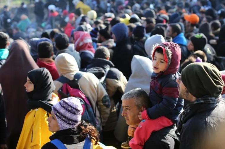 OČAJ KOD BERKASOVA: Brojni migranti u blatu i na hladnoći jo&scaron; čekaju na ulaz u Hrvatsku