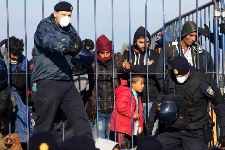 Na granični prijelaz Berkasovo u Srbiji i dalje dolaze izbjeglice koje čekaju na ulazak u Hrvatsku.