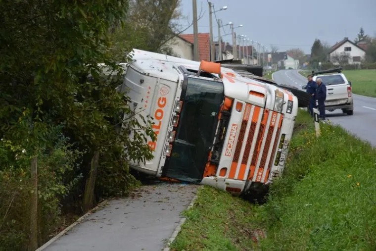 Kamion s prikolicom marke Scania završio bočno na pločniku u jutarnjim satima u mjestu Klokočevac na prometnici Bjelovar-Zagreb. Naime, vozač kamiona izgubivši nadzor nad vozilom sletio je s ceste u putni jarak, te se bočno prevrnuo na pločnik. Srećom u ovoj prometnoj nesreći nitko nije stradao izuzev jednog dalekovodnog stupa za električnu energiju.