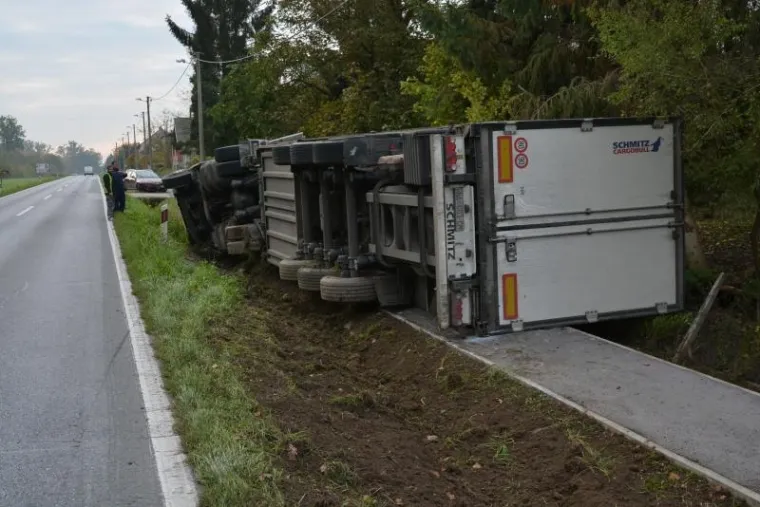 Kamion s prikolicom marke Scania završio bočno na pločniku u jutarnjim satima u mjestu Klokočevac na prometnici Bjelovar-Zagreb. Naime, vozač kamiona izgubivši nadzor nad vozilom sletio je s ceste u putni jarak, te se bočno prevrnuo na pločnik. Srećom u ovoj prometnoj nesreći nitko nije stradao izuzev jednog dalekovodnog stupa za električnu energiju.