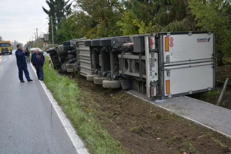 Kamion s prikolicom marke Scania završio bočno na pločniku u jutarnjim satima u mjestu Klokočevac na prometnici Bjelovar-Zagreb. Naime, vozač kamiona izgubivši nadzor nad vozilom sletio je s ceste u putni jarak, te se bočno prevrnuo na pločnik. Srećom u ovoj prometnoj nesreći nitko nije stradao izuzev jednog dalekovodnog stupa za električnu energiju.