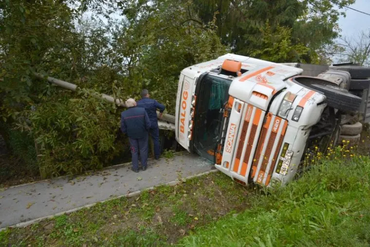 Kamion s prikolicom marke Scania završio bočno na pločniku u jutarnjim satima u mjestu Klokočevac na prometnici Bjelovar-Zagreb. Naime, vozač kamiona izgubivši nadzor nad vozilom sletio je s ceste u putni jarak, te se bočno prevrnuo na pločnik. Srećom u ovoj prometnoj nesreći nitko nije stradao izuzev jednog dalekovodnog stupa za električnu energiju.