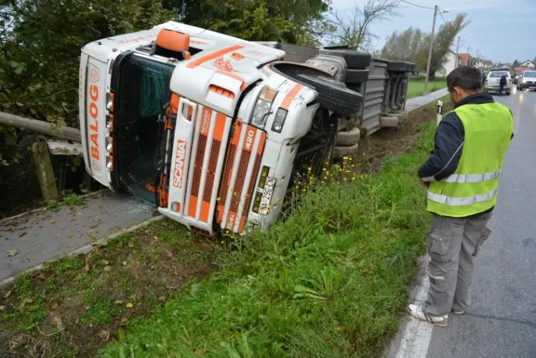 Kamion s prikolicom marke Scania završio bočno na pločniku u jutarnjim satima u mjestu Klokočevac na prometnici Bjelovar-Zagreb. Naime, vozač kamiona izgubivši nadzor nad vozilom sletio je s ceste u putni jarak, te se bočno prevrnuo na pločnik. Srećom u ovoj prometnoj nesreći nitko nije stradao izuzev jednog dalekovodnog stupa za električnu energiju.