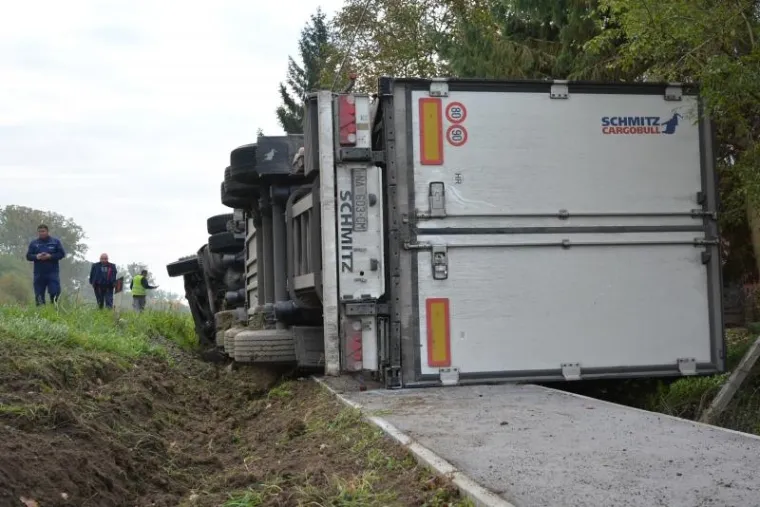 Kamion s prikolicom marke Scania završio bočno na pločniku u jutarnjim satima u mjestu Klokočevac na prometnici Bjelovar-Zagreb. Naime, vozač kamiona izgubivši nadzor nad vozilom sletio je s ceste u putni jarak, te se bočno prevrnuo na pločnik. Srećom u ovoj prometnoj nesreći nitko nije stradao izuzev jednog dalekovodnog stupa za električnu energiju.