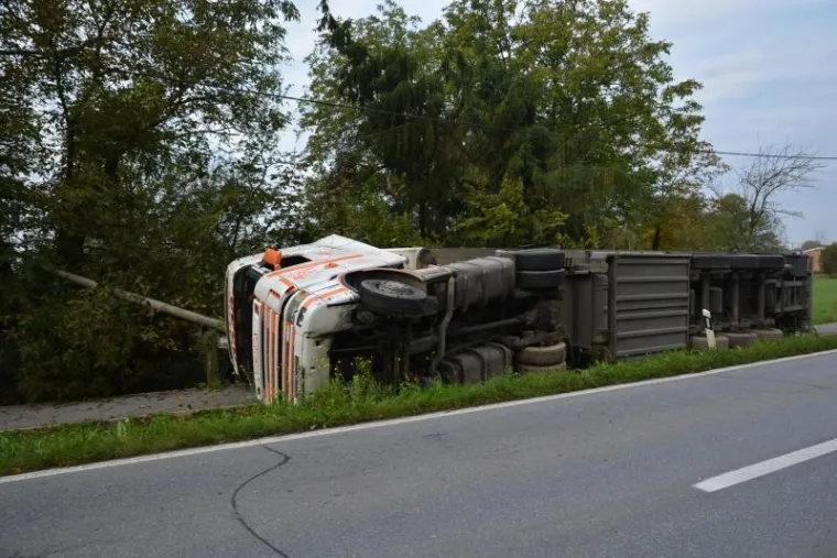 Kamion s prikolicom marke Scania završio bočno na pločniku u jutarnjim satima u mjestu Klokočevac na prometnici Bjelovar-Zagreb. Naime, vozač kamiona izgubivši nadzor nad vozilom sletio je s ceste u putni jarak, te se bočno prevrnuo na pločnik. Srećom u ovoj prometnoj nesreći nitko nije stradao izuzev jednog dalekovodnog stupa za električnu energiju.