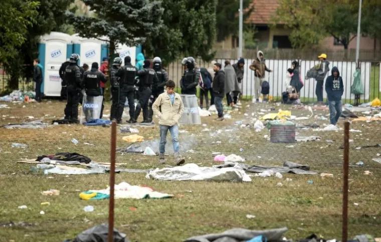 SVE VI&Scaron;E VOJSKE I POLICIJE: Izbjeglice u slovenskim kampovima čekaju na prijevoz