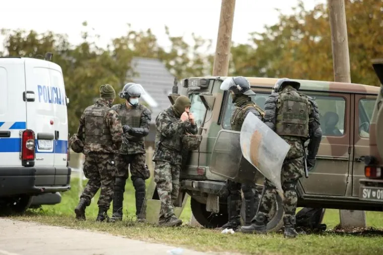 SVE VI&Scaron;E VOJSKE I POLICIJE: Izbjeglice u slovenskim kampovima čekaju na prijevoz