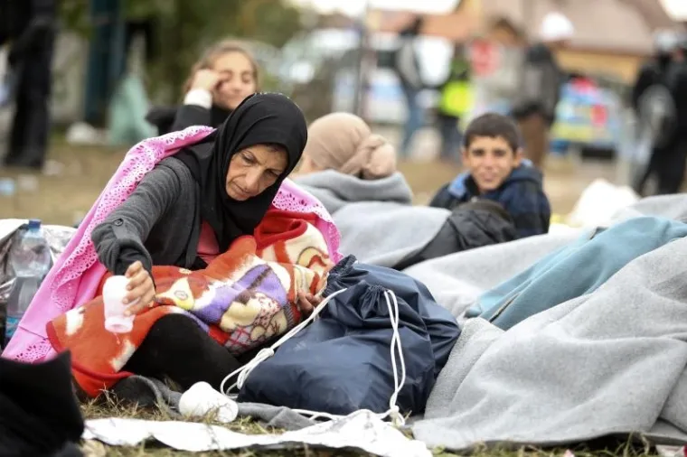 SVE VI&Scaron;E VOJSKE I POLICIJE: Izbjeglice u slovenskim kampovima čekaju na prijevoz