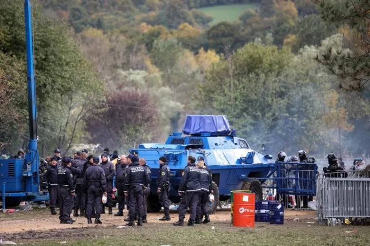 Veliki broj pripadnika policije i vojske čuva kampove u Sloveniji.