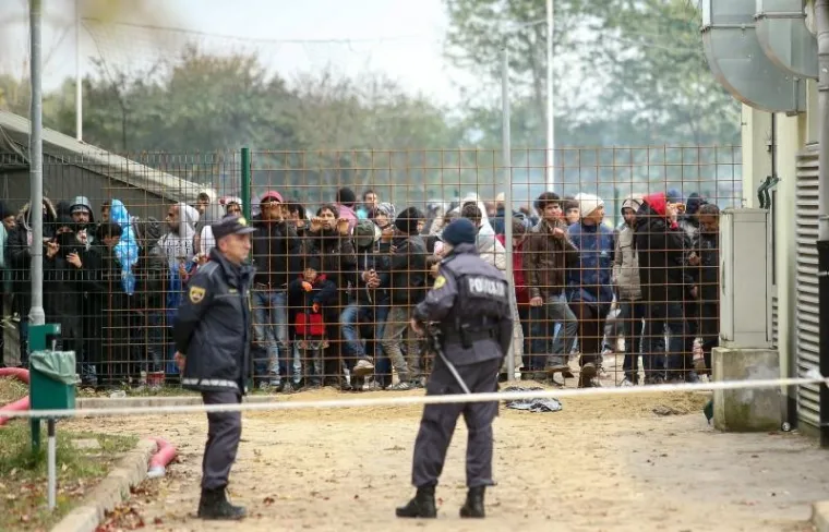 Izbjeglice u kampovima čekaju da ih prevezu prema Austriji i Njemačkoj.