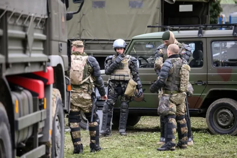 SVE VI&Scaron;E VOJSKE I POLICIJE: Izbjeglice u slovenskim kampovima čekaju na prijevoz