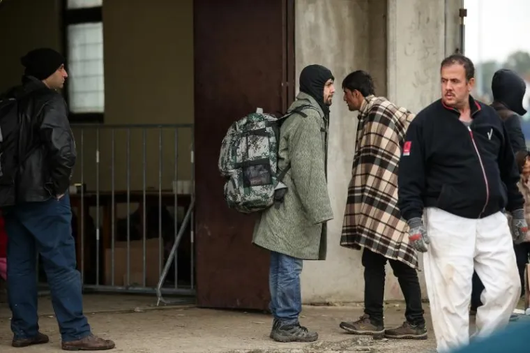 SVE VI&Scaron;E VOJSKE I POLICIJE: Izbjeglice u slovenskim kampovima čekaju na prijevoz