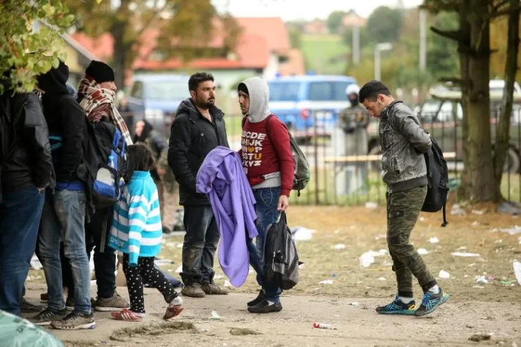 SVE VI&Scaron;E VOJSKE I POLICIJE: Izbjeglice u slovenskim kampovima čekaju na prijevoz
