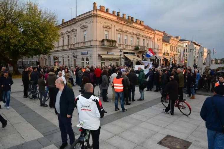 Protiv otvaranja privremenoga zimskog tranzitnog kampa za izbjeglice, na glavnom trgu u Slavonskome Brodu prosvjedovalo je stotinjak Brođana.