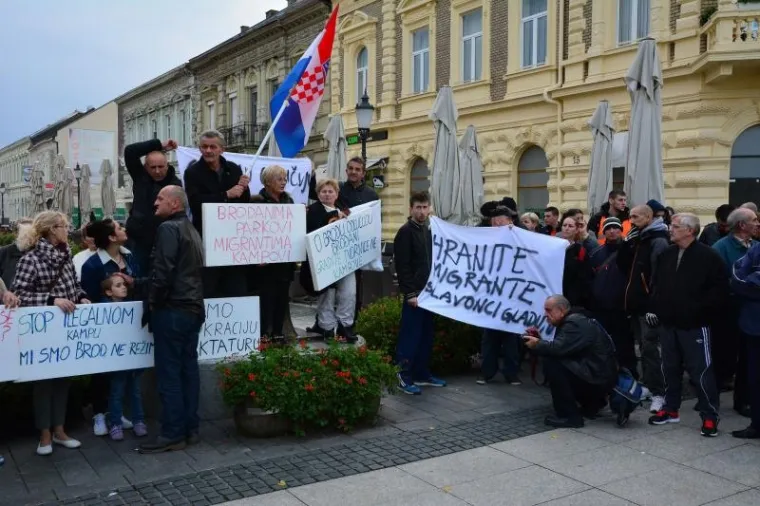 Gradskim vlastima i vladi zamjeraju &scaron;to nije bilo javne rasprave u vezi s odlukom o lokaciji kampa.