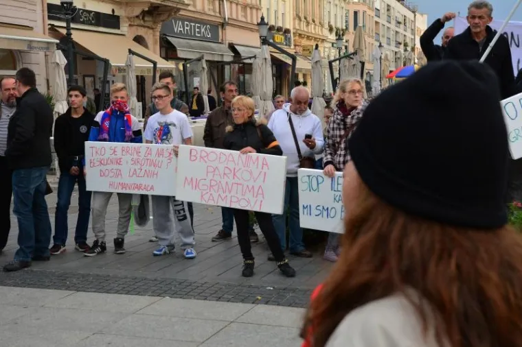 "MI SE TIH LJUDI NE BOJIMO": Brođani prosvjedovali zbog izgradnje izbjegličkog kampa