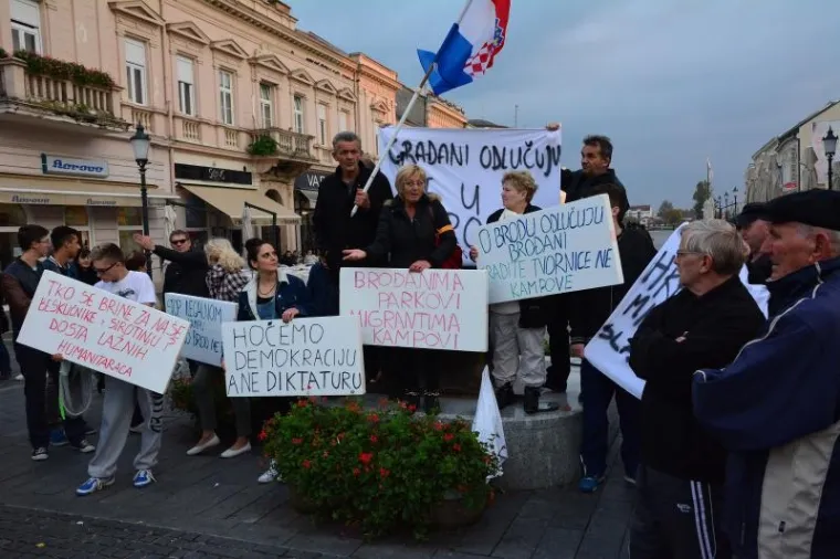 "MI SE TIH LJUDI NE BOJIMO": Brođani prosvjedovali zbog izgradnje izbjegličkog kampa