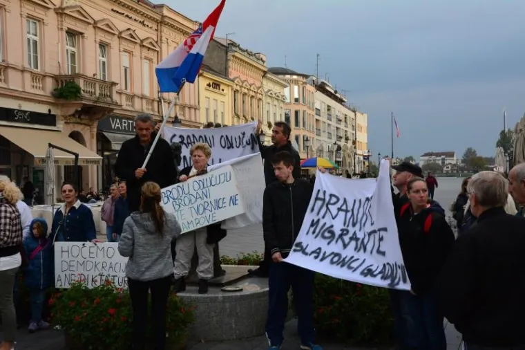 "MI SE TIH LJUDI NE BOJIMO": Brođani prosvjedovali zbog izgradnje izbjegličkog kampa