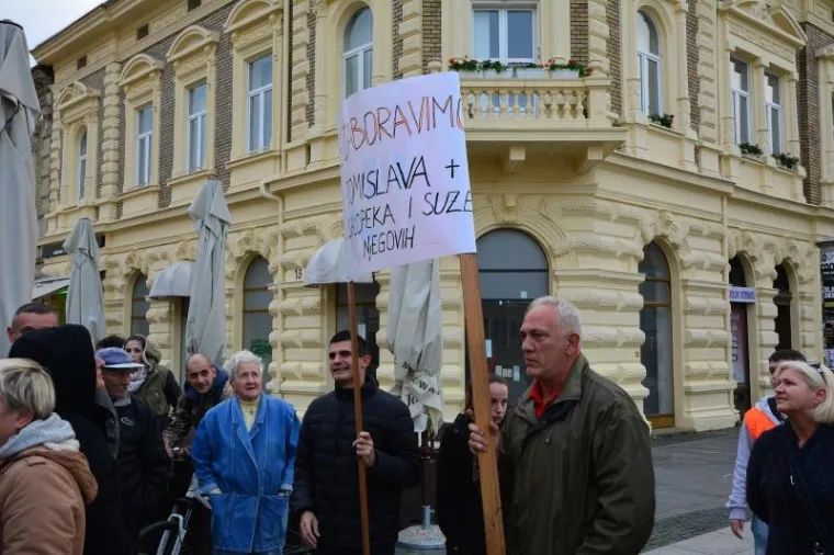 "MI SE TIH LJUDI NE BOJIMO": Brođani prosvjedovali zbog izgradnje izbjegličkog kampa