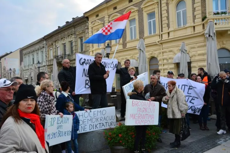 "MI SE TIH LJUDI NE BOJIMO": Brođani prosvjedovali zbog izgradnje izbjegličkog kampa