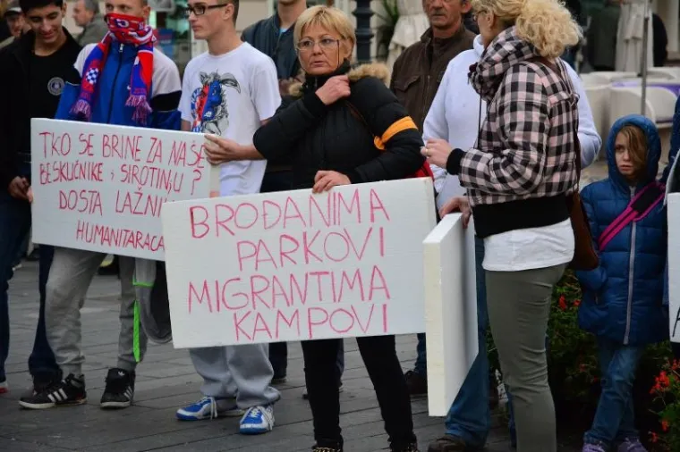 "MI SE TIH LJUDI NE BOJIMO": Brođani prosvjedovali zbog izgradnje izbjegličkog kampa