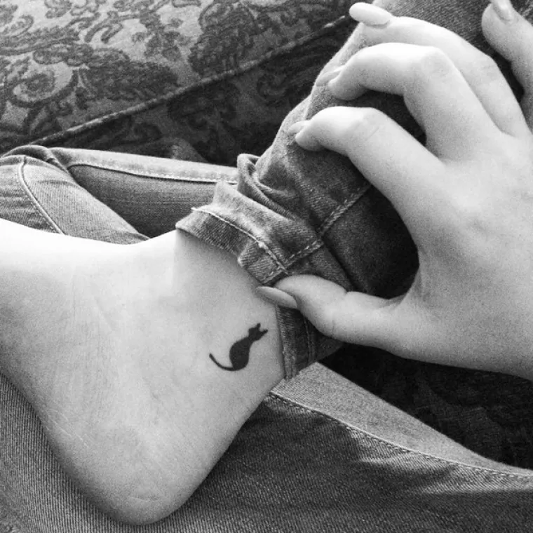 Rak - Crna mačka na gležnju. Pristupačni ste i prijateljski raspoloženi. Otporni ste i imate vi&scaron;e života, poput mačke.