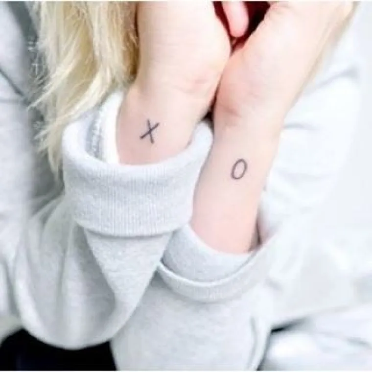 Ribe - Križić i kružić na zglobu. Osjetljivi ste, osjećajni i volite biti okruženi prijateljima, obitelji i partnerom. Treba vam križić za kružić.