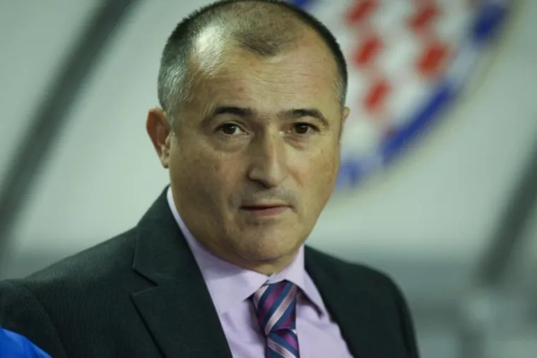 Sreten Ćuk, trener Lokomotive, gleda kako njegova momčad gubi od Hajduka.