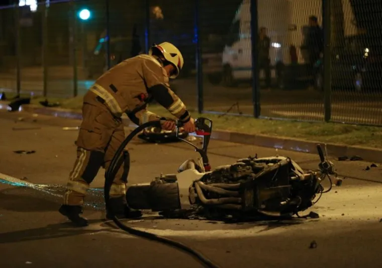 U Vukovarskoj ulici u Splitu na predjelu Meja&scaron;i dogodila se te&scaron;ka prometna nesreća u kojoj su se sudarili motor i osobno vozilo. Nesreća se dogodila u nedjelju navečer oko 22 i 30. Nakon sudara motor se zapalio. Motorist je s ozljedama prevezen na hitnu.
