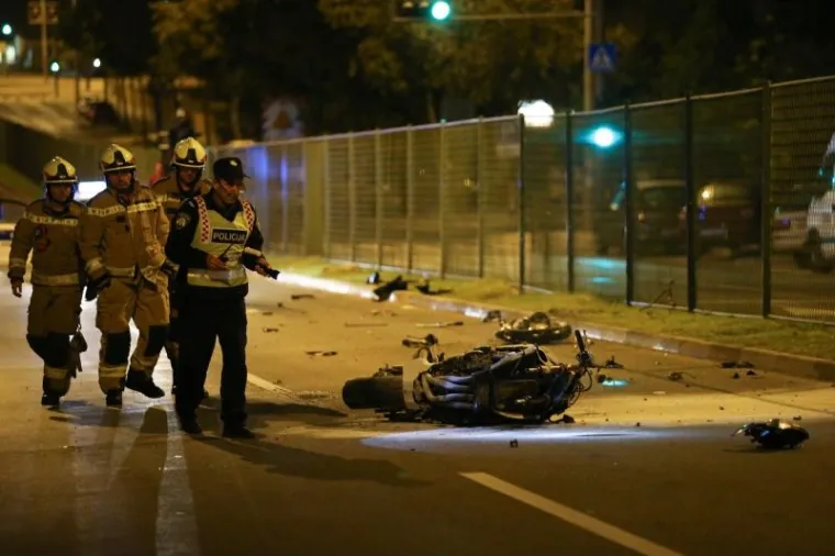 U Vukovarskoj ulici u Splitu na predjelu Meja&scaron;i dogodila se te&scaron;ka prometna nesreća u kojoj su se sudarili motor i osobno vozilo. Nesreća se dogodila u nedjelju navečer oko 22 i 30. Nakon sudara motor se zapalio. Motorist je s ozljedama prevezen na hitnu.