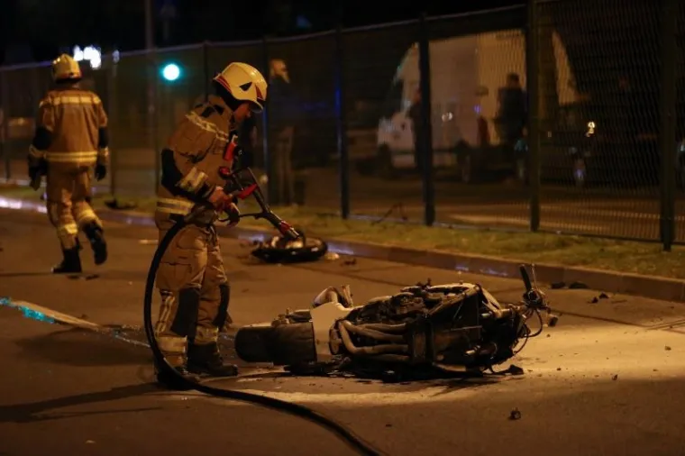 U Vukovarskoj ulici u Splitu na predjelu Meja&scaron;i dogodila se te&scaron;ka prometna nesreća u kojoj su se sudarili motor i osobno vozilo. Nesreća se dogodila u nedjelju navečer oko 22 i 30. Nakon sudara motor se zapalio. Motorist je s ozljedama prevezen na hitnu.