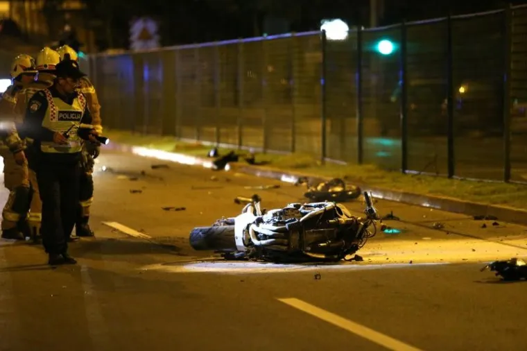 U Vukovarskoj ulici u Splitu na predjelu Meja&scaron;i dogodila se te&scaron;ka prometna nesreća u kojoj su se sudarili motor i osobno vozilo. Nesreća se dogodila u nedjelju navečer oko 22 i 30. Nakon sudara motor se zapalio. Motorist je s ozljedama prevezen na hitnu.
