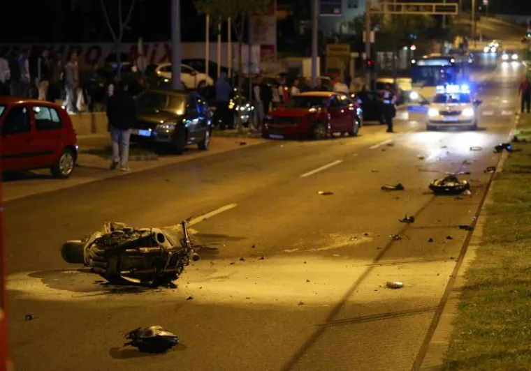 U Vukovarskoj ulici u Splitu na predjelu Meja&scaron;i dogodila se te&scaron;ka prometna nesreća u kojoj su se sudarili motor i osobno vozilo. Nesreća se dogodila u nedjelju navečer oko 22 i 30. Nakon sudara motor se zapalio. Motorist je s ozljedama prevezen na hitnu.