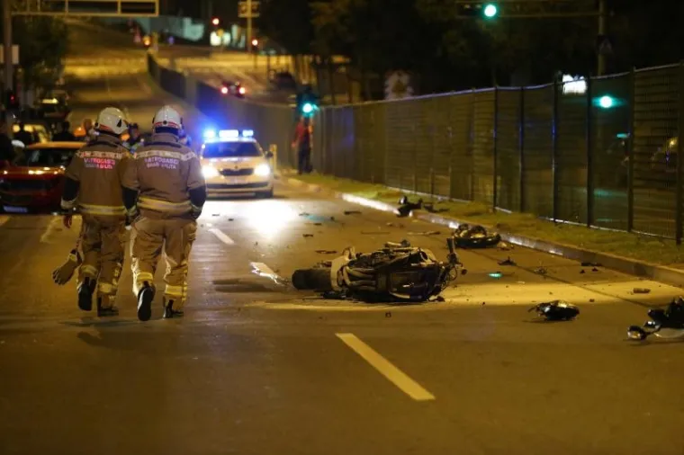 U Vukovarskoj ulici u Splitu na predjelu Meja&scaron;i dogodila se te&scaron;ka prometna nesreća u kojoj su se sudarili motor i osobno vozilo. Nesreća se dogodila u nedjelju navečer oko 22 i 30. Nakon sudara motor se zapalio. Motorist je s ozljedama prevezen na hitnu.