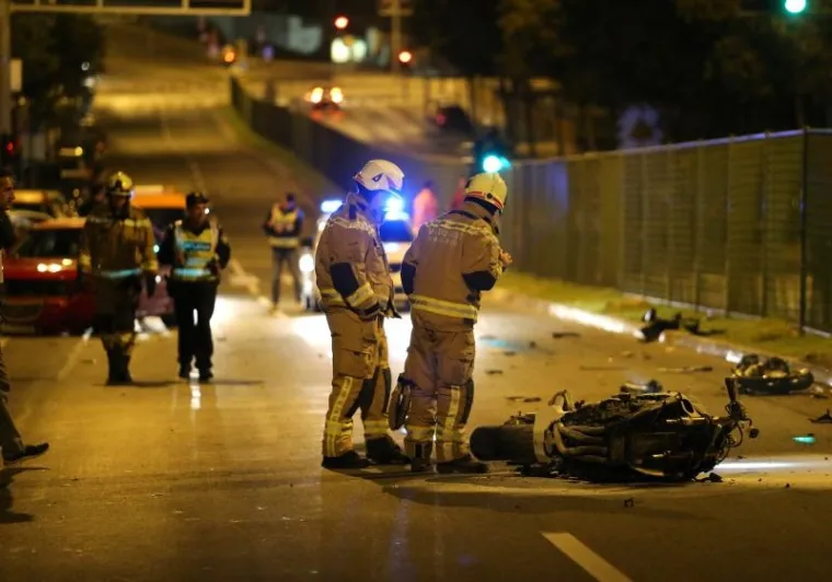 U Vukovarskoj ulici u Splitu na predjelu Meja&scaron;i dogodila se te&scaron;ka prometna nesreća u kojoj su se sudarili motor i osobno vozilo. Nesreća se dogodila u nedjelju navečer oko 22 i 30. Nakon sudara motor se zapalio. Motorist je s ozljedama prevezen na hitnu.