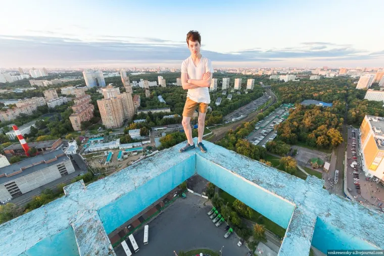 Ruski fotograf Alexander Voskresensky uhićen je &scaron;est puta puta no to ga nije spriječilo da sa nekolicinom prijatelja nastavi riskirati glavu za &scaron;to bolji kadar. Nije treniran za penjanje i ranije se bojao visina no davno je pobijedio strah popev&scaron;i se na telekomunikacijski toran u Moskvi, visok 215 metara. Koristi sigurnosnu opremu no ne upu&scaron;ta se, kaže, u ni&scaron;ta za &scaron;to nije siguran da može savladati, javlj RT. Visinska fotografija vrlo je popularna u Rusiji.